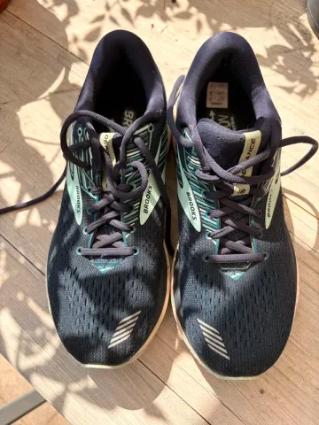 Used Brooks Defyance 12 Running Shoes