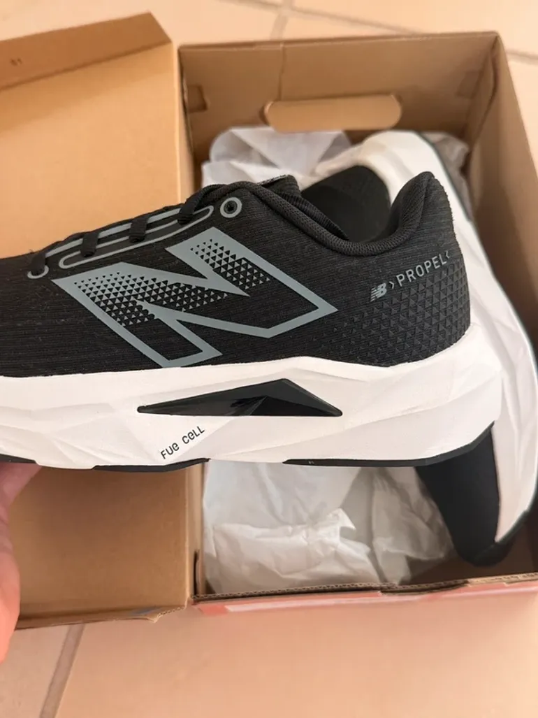 New Balance Propel bike usato — immagine 3 di 5