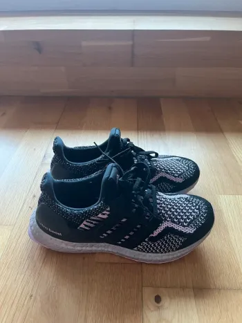 Adidas Ultra Boost Running Shoes usato