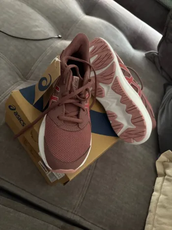 Asics Basket Running Shoes d'occasion