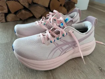 Używany Asics GEL-Nimbus 28 Running Shoes