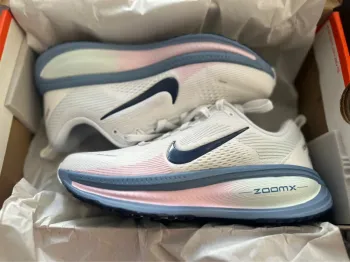 Nike Vomero 18 Running Shoes usato
