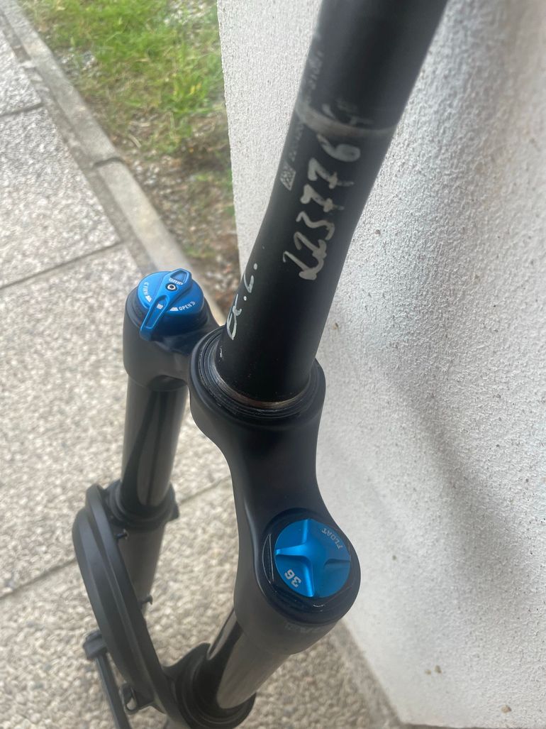 Used Fox 36 Performance 2023 bike — image 2 of 9