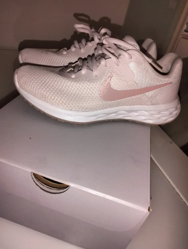 Gebrauchtes Nike Sportive Running Shoes bike — Bild 2 von 6