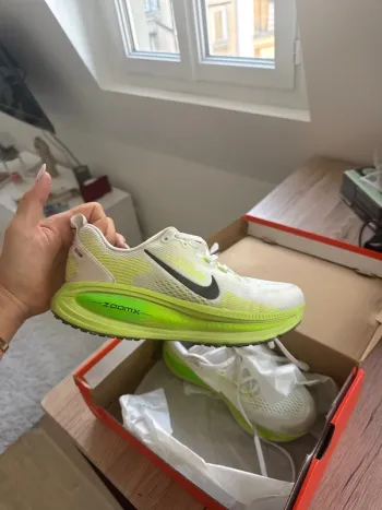 Używany Nike Vomero 18 Running Shoes