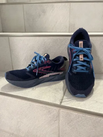 Used Brooks Levitate 6 Running Shoes