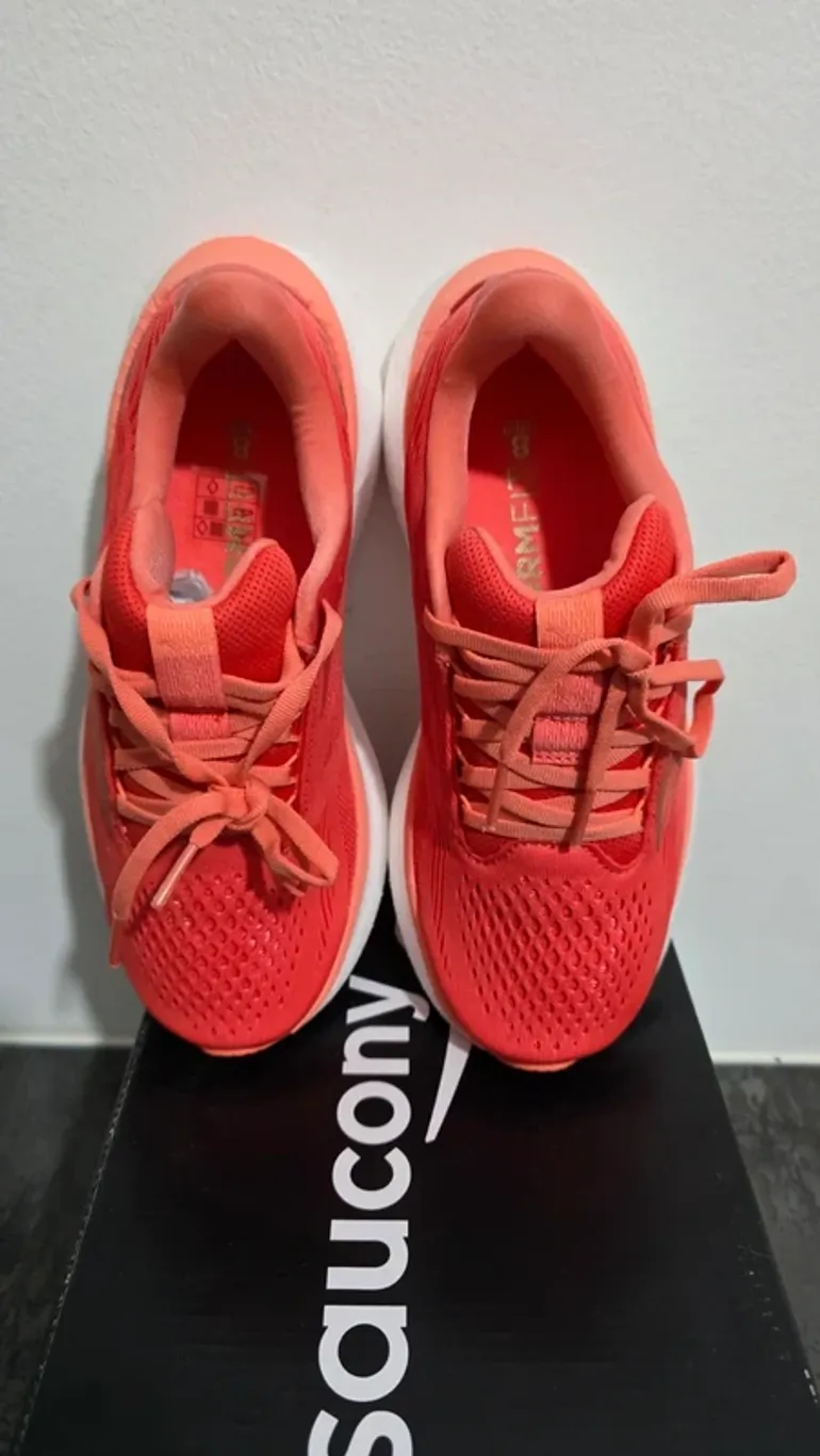 Used Saucony Sneakers bike — image 4 of 7