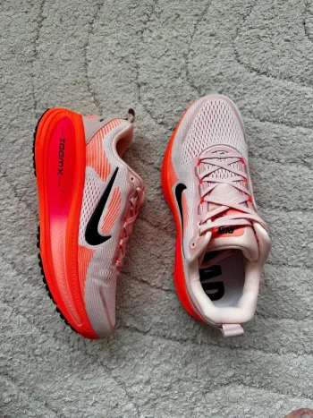 Nike Vomero 18 Running Shoes usato