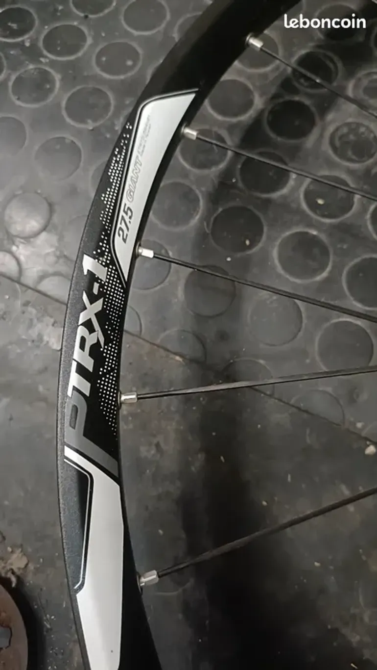 Giant 27.5 inch front wheel 15x100 bike de segunda mano — imagen 3 de 4