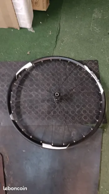 Used Giant 27.5 inch front wheel 15x100 Wheels