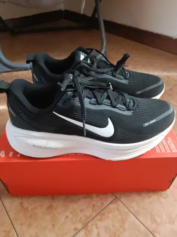 Used Nike Vomero 18 Running Shoes
