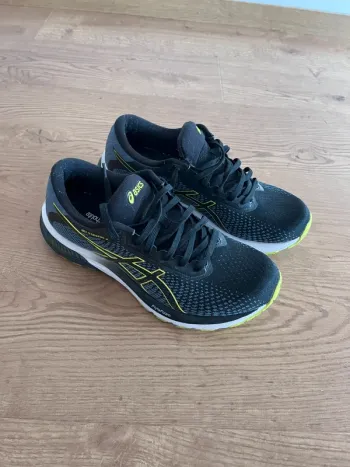 Used Asics GEL-Stratus 2 Running Shoes