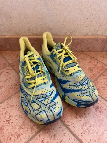 Used Asics sneakers bike — image 2 of 4