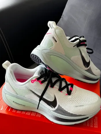 Used Nike Vomero 18 Running Shoes