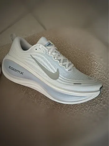 Used White Vomero Plus Running Shoes