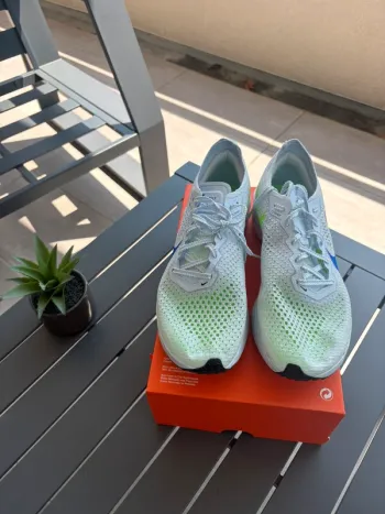 Nike ZoomX Vaporfly Next% 3 bike usato — immagine 3 di 7