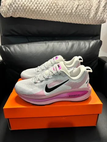 Nike Vomero 18 Running Shoes usato