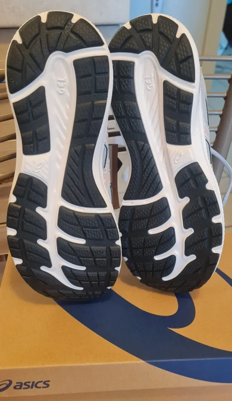 Used Asics Running Shoes bike — image 3 of 5