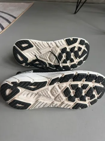 Hoka Arahi 7 bike d'occasion — image 3 sur 4