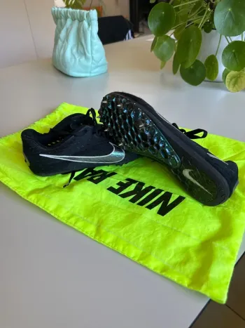 Used Elite Zoom Victory 2 Running Shoes