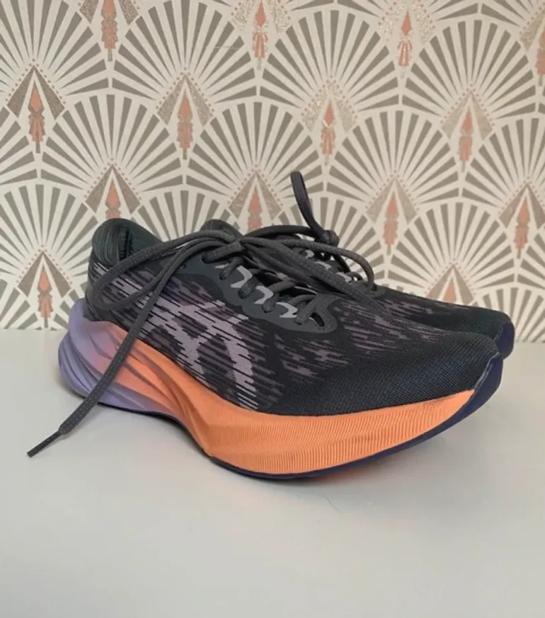 Tweedehands Asics Novablast 3 bike — afbeelding 2 van 12