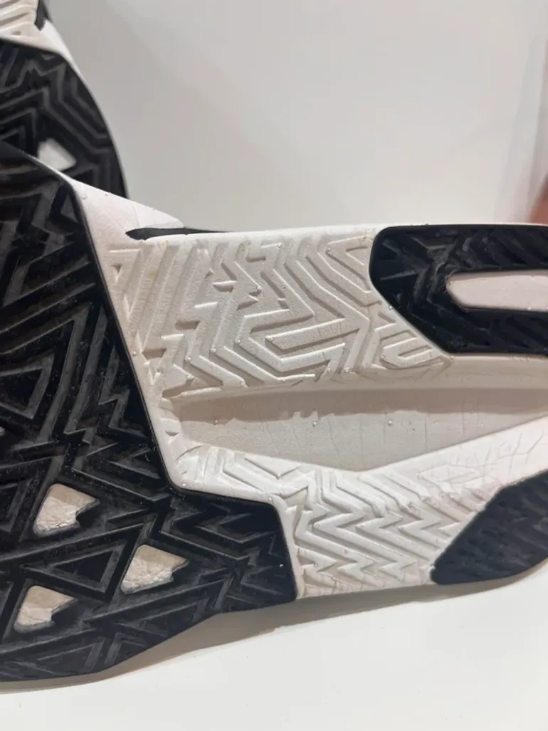 Used New Balance Fuelcell Rebel v5 bike — image 5 of 7