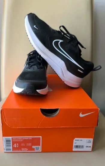 Nike Cosmic Runner Running Shoes usato