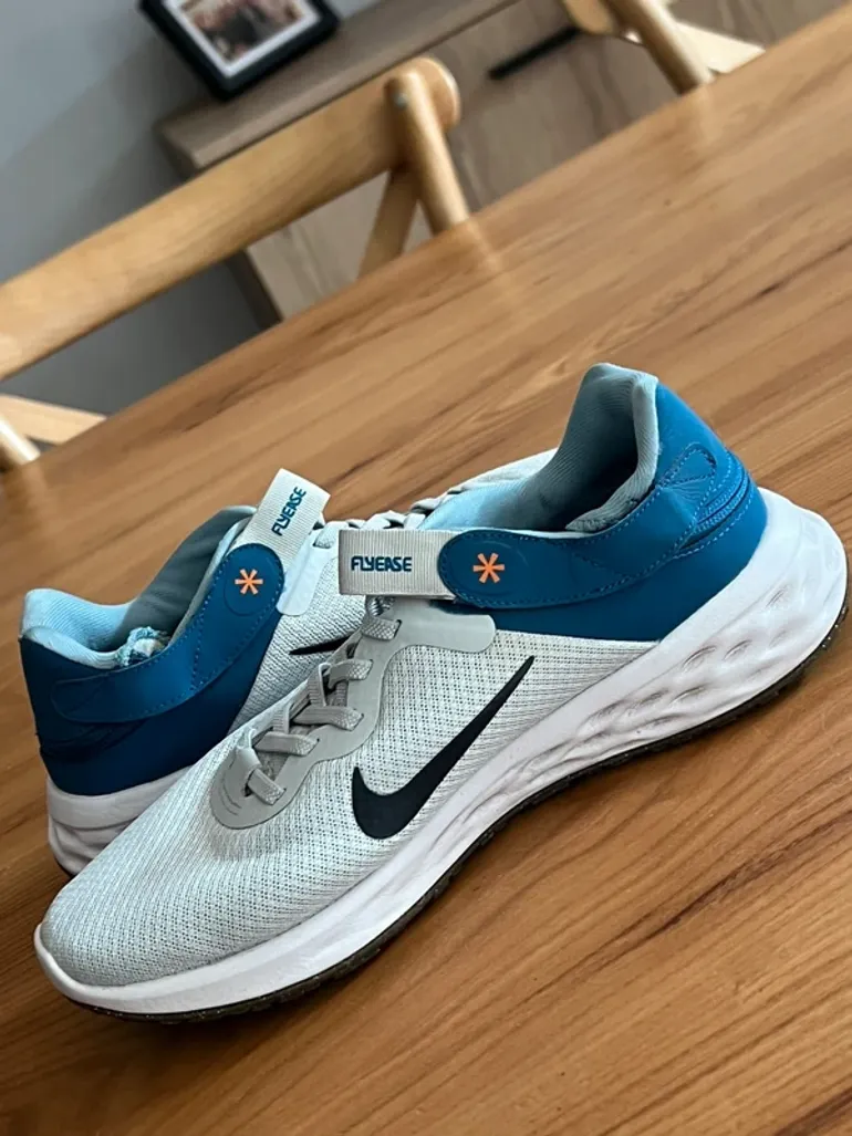 Nike Running Shoes bike usato — immagine 3 di 6