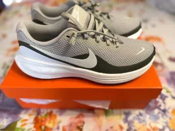 Nike Revolution 8 bike usato — immagine 3 di 7
