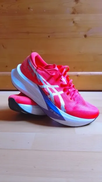 Używany Asics Magic Speed 4 Running Shoes