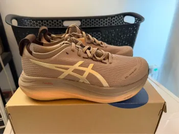 Używany Asics Gel Nimbus 27 Luxe Running Shoes