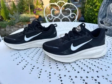 Käytetty Nike ZoomX Vomero 18 Running Shoes