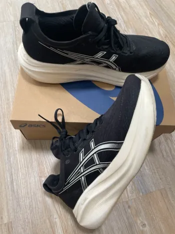 Używany Asics Gel Nimbus 27 Running Shoes