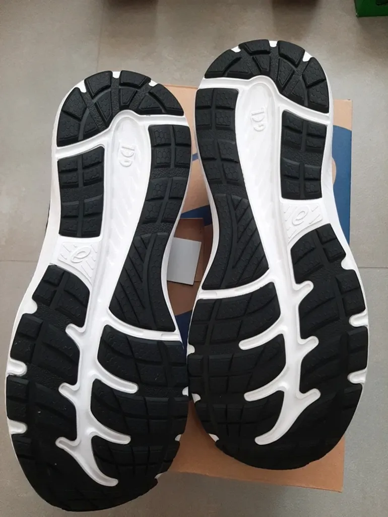Used Asics Running Shoes bike — image 4 of 5