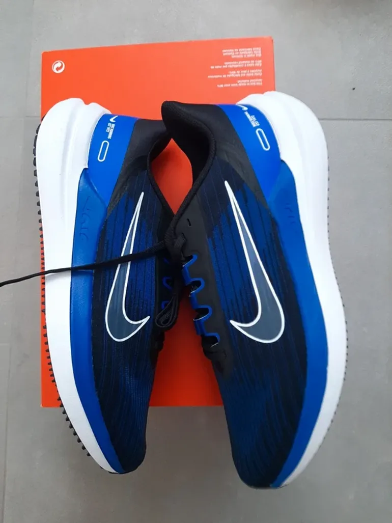 Used Nike Running Shoes bike — image 2 of 5