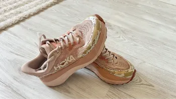 Tweedehands Rose Hoka Running Shoes