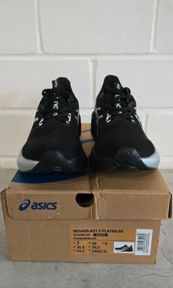 Použité Asics Novablast 5 bike — obrázek 2 z 7