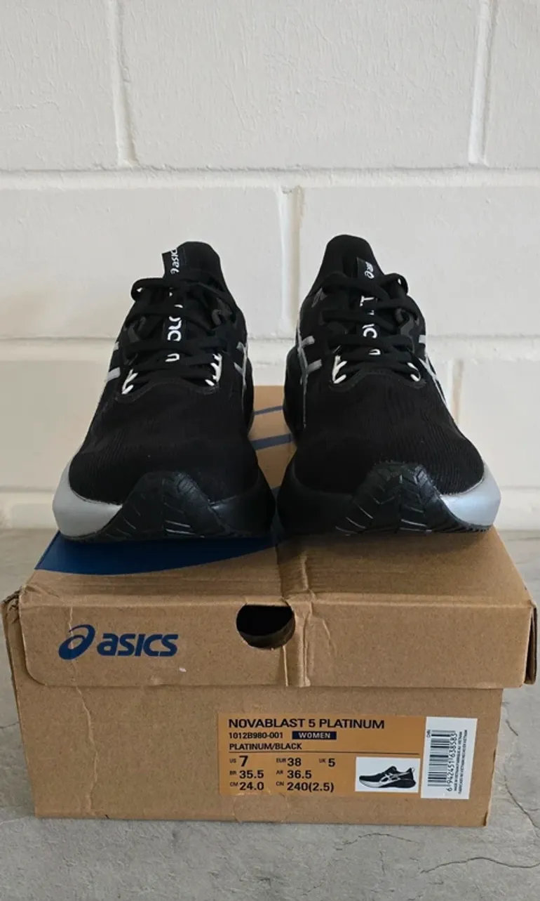 Použité Asics Novablast 5 bike — obrázek 2 z 7
