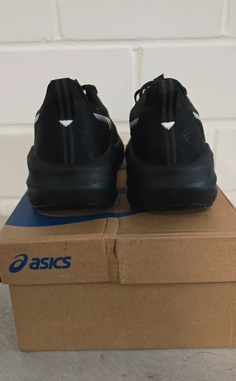 Použité Asics Novablast 5 bike — obrázek 3 z 7