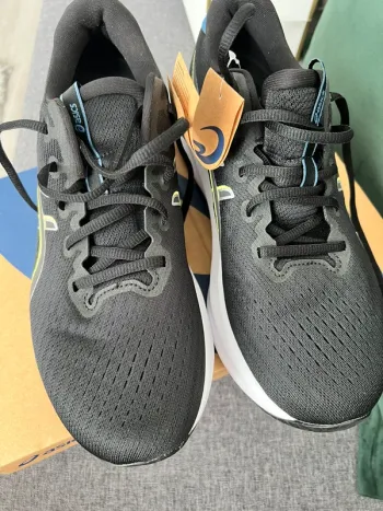 Used Asics Running Shoes bike — image 3 of 4