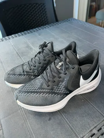 Used Nike Zoom Winflo Running Shoes