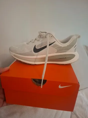 Nike Vomero 18 Running Shoes usato
