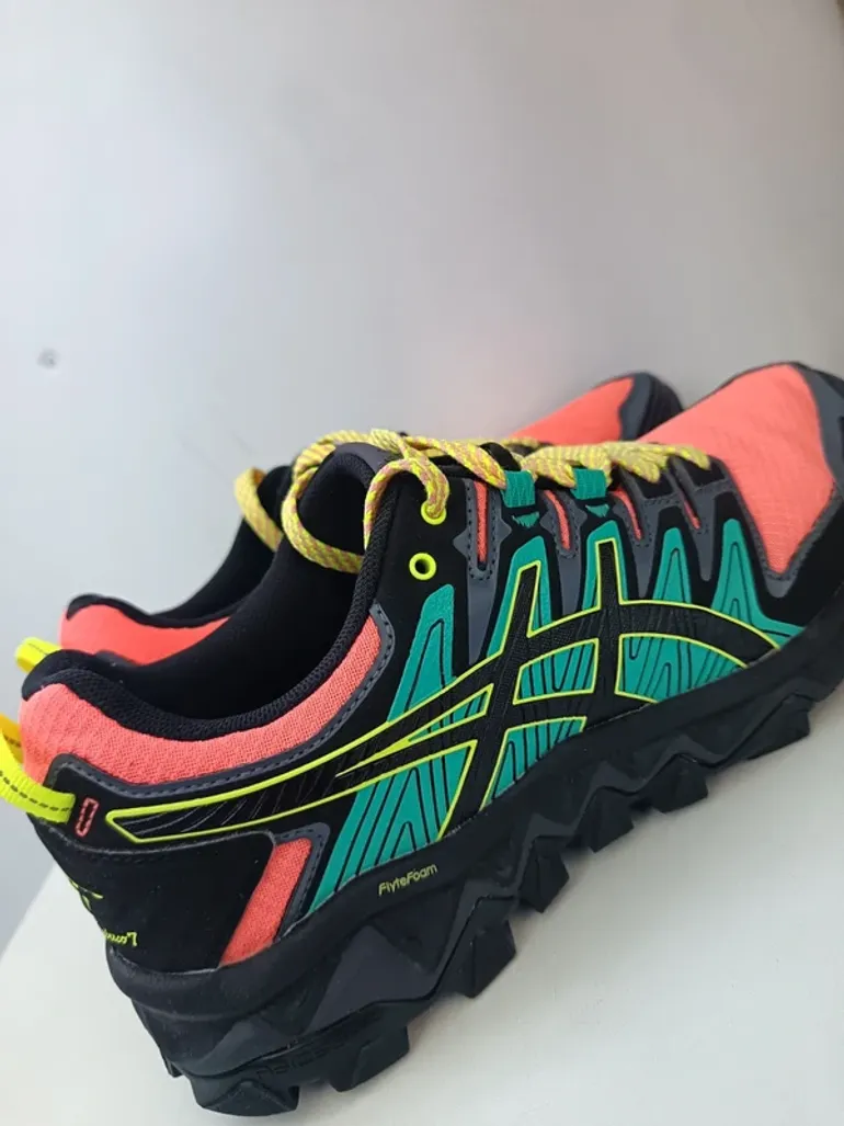 Used Asics Running Shoes bike — image 8 of 11