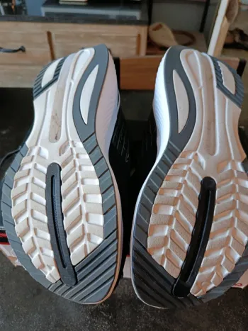 Used Saucony Endorphin Shift 2 bike — image 3 of 6