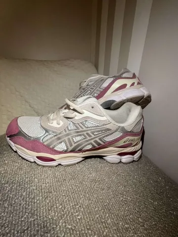 Käytetty Asics Running Shoes Running Shoes