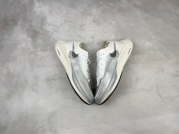 Używany Lightweight ZoomX Vaporfly Next% 2 bike — zdjęcie 5 z 12