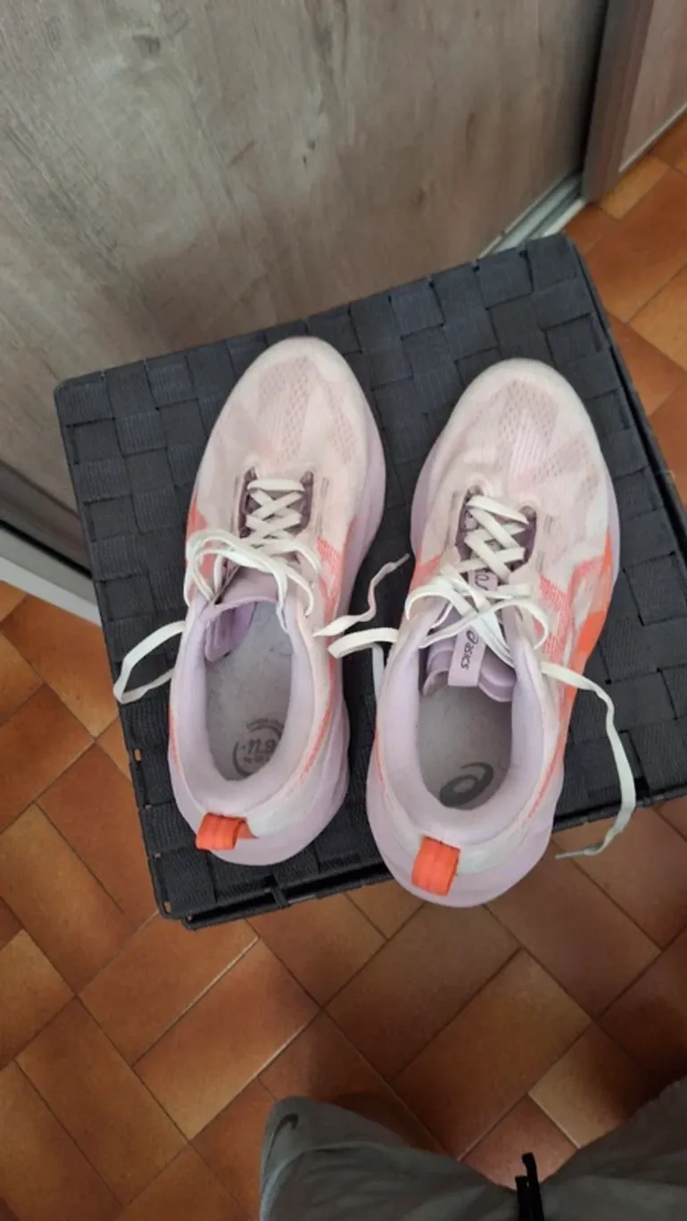 Używany Asics Novablast 5 bike — zdjęcie 2 z 5