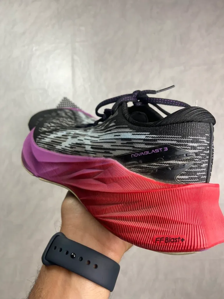 Tweedehands Asics Novablast 3 bike — afbeelding 2 van 7