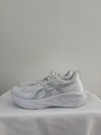 Używany Asics Novablast Running Shoes