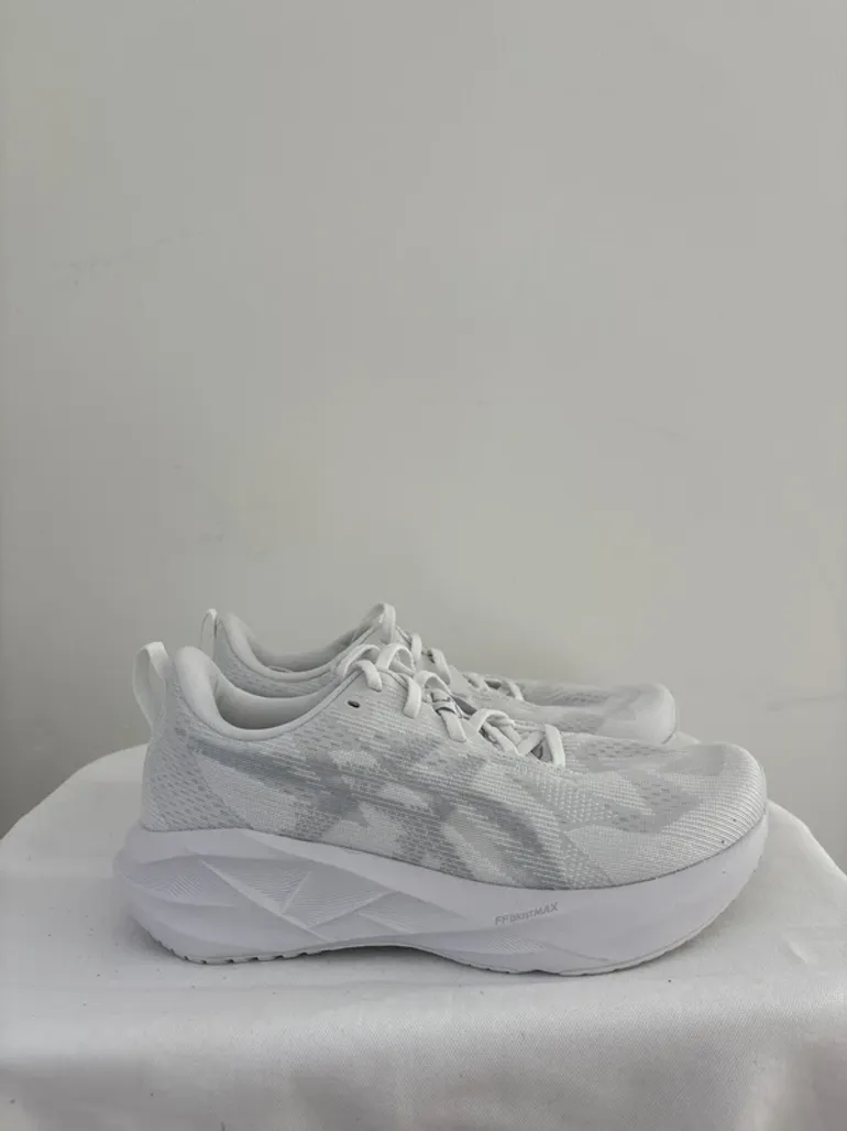 Używany Asics Novablast bike — zdjęcie 4 z 9